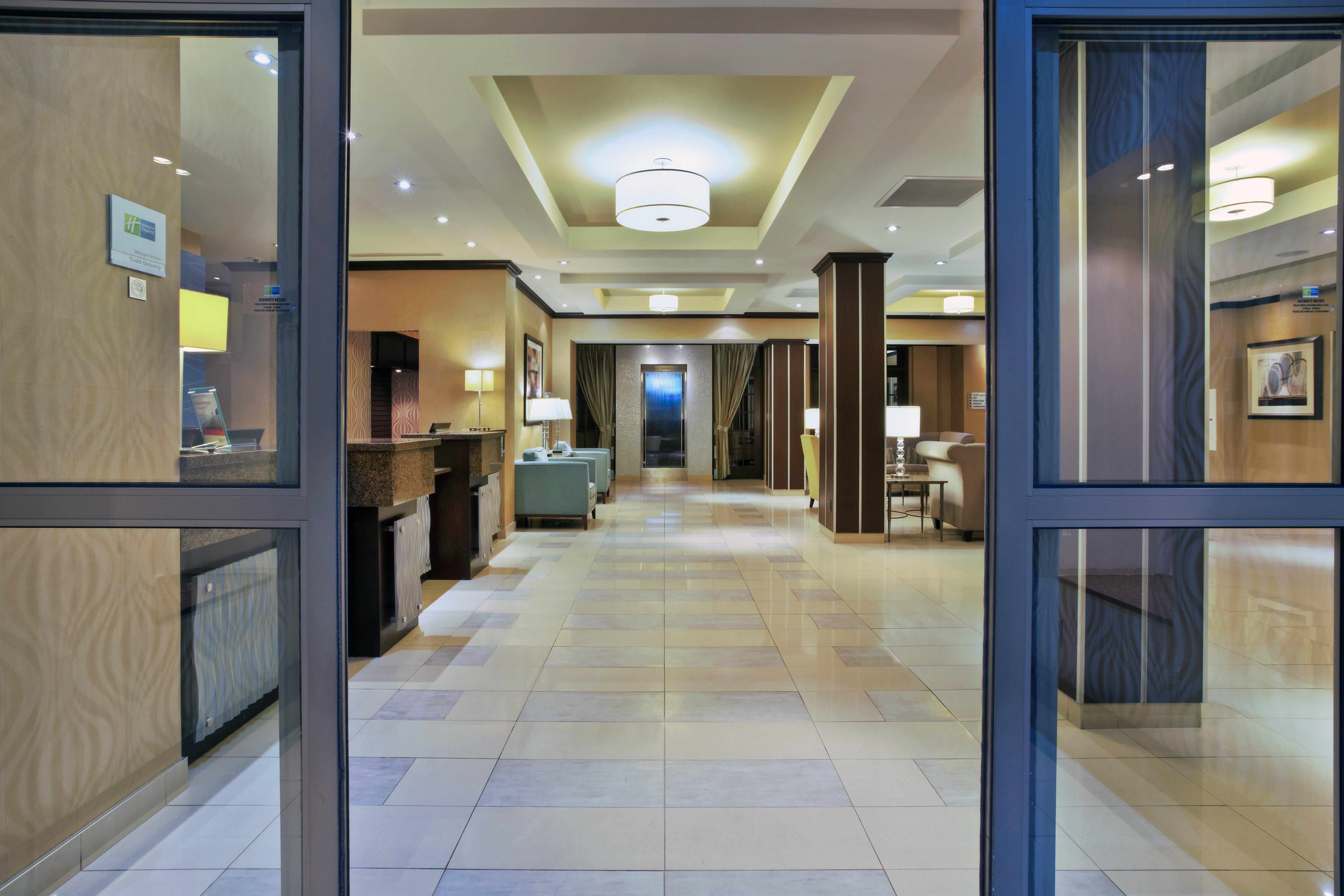 Holiday Inn Express Kingston Central By Ihg Bagian luar foto