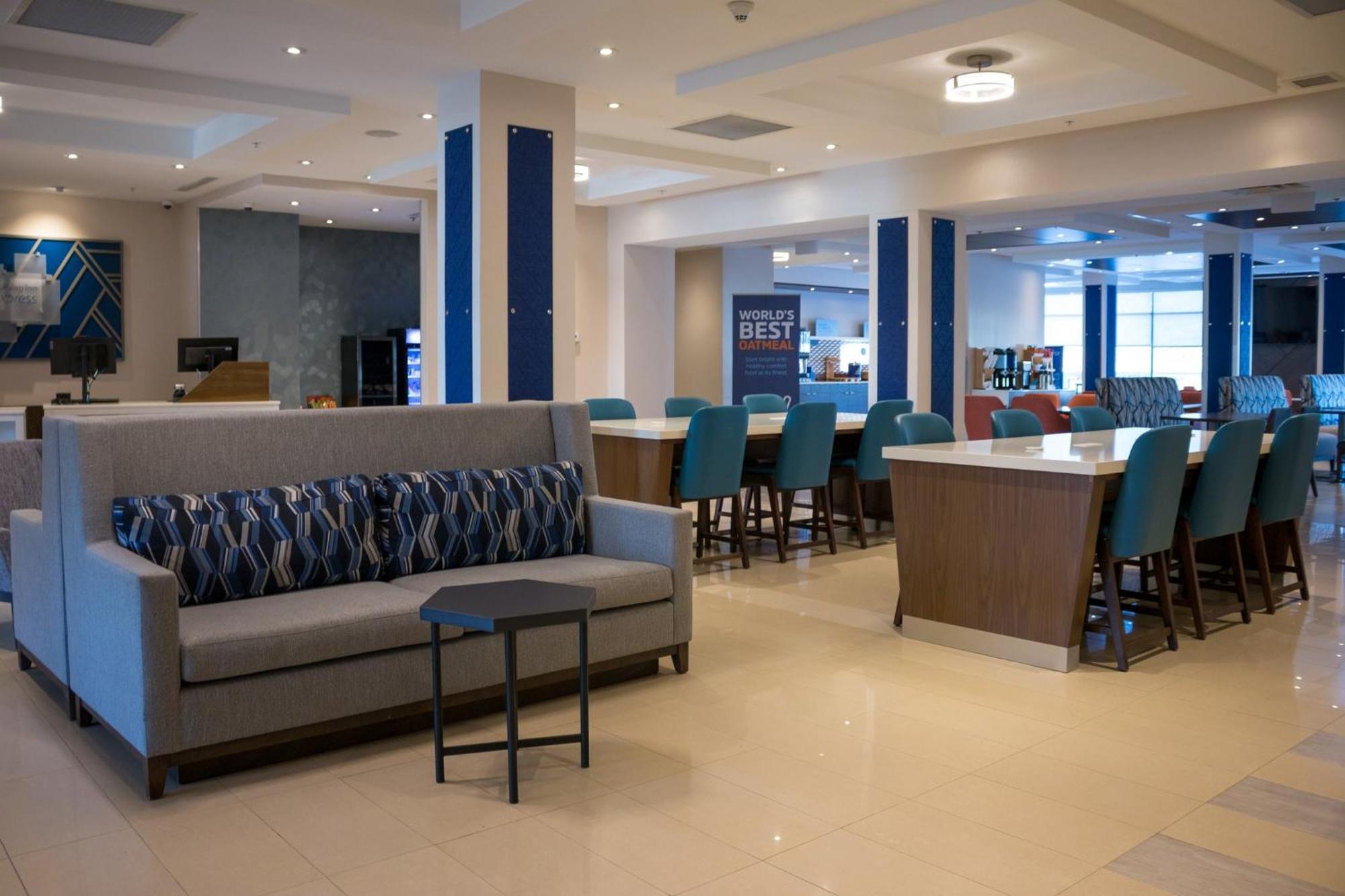 Holiday Inn Express Kingston Central By Ihg Bagian luar foto